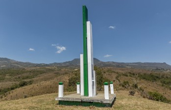 Para conmemorar el primer centenario de Chorros Blancos, en 1919, se erigió este sencillo monumento. No queda en el lugar del combate, sino en un punto equidistante entre Yarumal, Angostura y Campamento. FOTO: CAMILO SUÁREZ