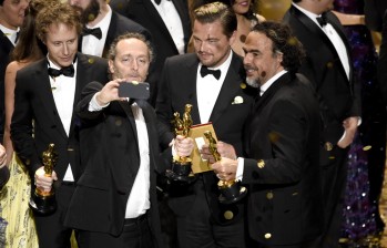 Emmanuel Lubezki, Leonardo DiCaprio y Alejandro González Iñárritu ganadores del Oscar por “The Revenant”. FOTO AP