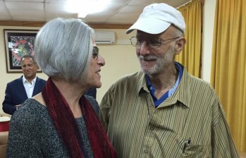 El cooperante estadounidense Alan Gross (der.) habla con su esposa, Judy, poco antes de salir de La Habana este 17 de diciembre de 2014. FOTO REUTERS