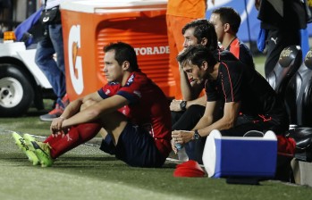 La tristeza de la eliminación, reflejada en el banco rojo en los rostros de Hernán Hechalar y el técnico Luis Zubeldía, quien posiblemente continúe su carrera en España. FOTO jaime pérez