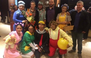 En la imagen se ve cómo recibieron a Doña Florinda (con flores), algunas personas caracterizadas como los personajes de la Vecindad del Chavo. FOTO Cortesía Alcaldía de Rionegro