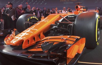 La escudería McLaren-Honda de Fórmula 1 presentó este viernes su nuevo monoplaza, el MCL32. FOTO REUTERS