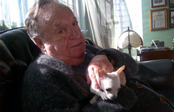 Roberto Gómez Bolaños con su mascota Lola. Fotografía publicada en la cuenta de Twitter @ChespiritoRGB.