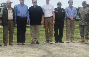 El director de la CIA, Michael Pompeo (camisa negra), también estuvo acompañado por el vicepresidente Naranjo, el Mindefensa, Director de la Policía y el embajador de EE. UU. Foto cortesía 