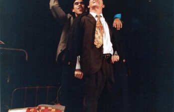 Luis Carlos Medina (adelante), en Los emigrados de Mrozek. Director: Gilberto Martínez. FOTO Cortesía Casa del teatro