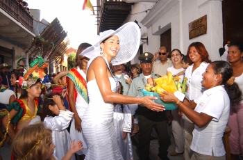 Colprensa - Las candidatas, encabezadas por la soberana nacional, recorrieron el centro histórico de Cartagena.