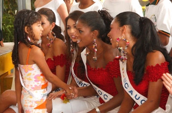 Colprensa - Las candidatas encantadas con el talento y la belleza de los niños de Cartagena.