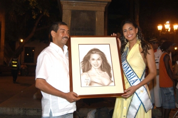 Colprensa - Un retrato pintado a mano recibió de obsequio la actual Señorita Colombia, Valerie Dominguez.