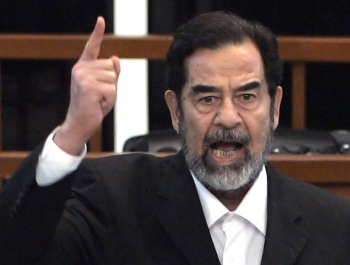AP - Durante todo el juicio, el ex dictador iraquí siempre se mostró soberbio y manifestó con vehemencia su rechazo al proceso que se le llevaba, al punto de tratar con insultos y desconocer la autoridad de los tribunales.