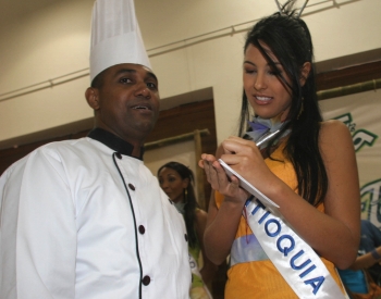 Hernán Vanegas, enviado especial Cartagena - Dayanna María González, de Antioquia, firma un autógrafo a uno de los chef del Hotel Hilton, la sede real.