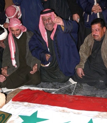 AP - El ex presidente iraquí Sadam Husein fue enterrado hacia las 3:00 hora local (7:00 p.m. hora del sábado Colombia) en su aldea natal, Auya, en una tumba cercana a la que acoge los restos de sus dos hijos varones, Uday y Qusay.