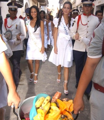 Colprensa - Las candidatas al Concurso Nacional de Belleza y de Reinado Popular caminaron de gancho con los cadetes de la escuela Almirante Colón.