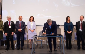Durante la presentación de las recomendaciones de la Misión de Sabios, el presidente Iván Duque firmó el decreto que la dio vida al Ministerio de Ciencia. FOTO COLPRENSA