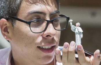 Francisco Gómez y su escultura del Papa Francisco - Foto Manuel Saldarriaga 