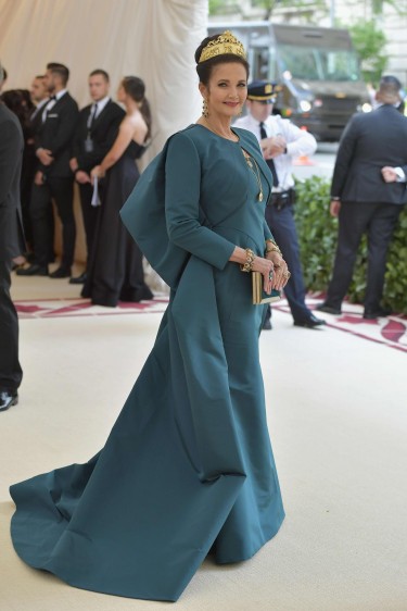 Lynda Carter vestida por Zac Posen parece toda una reina católica. FOTO AFP