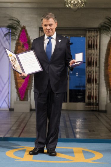 El presidente Santos recibió un certificado, una medalla de oro y 8 millones de coronas suecas (2.850 millones de pesos). FOTO afp