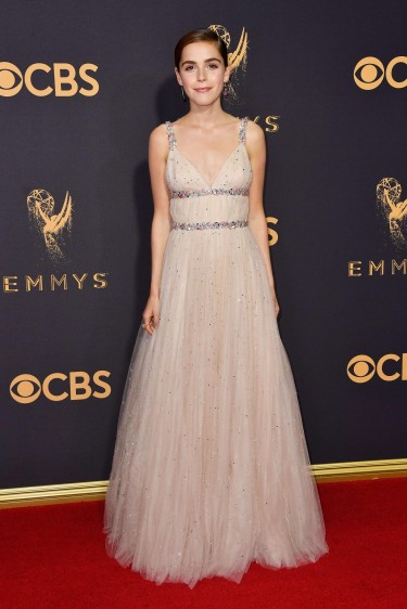 Kiernan Shipka y este vestido que combina con su cara angelical. Foto: Reuters