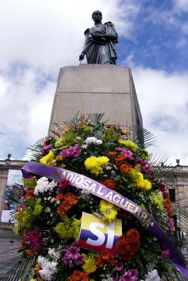 En la Plaza Simón Bolívar de Bogotá, El Libertador apareció con una corona fúnebre y una cinta con la frase “Q.E.P.D. la guerra en Colombia 1964-2016. FOTO AP