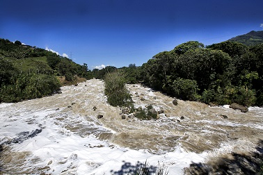Cada vez hay menos agua disponible. Imagen del río Medellín en Barbosa. Foto Julio Herrera