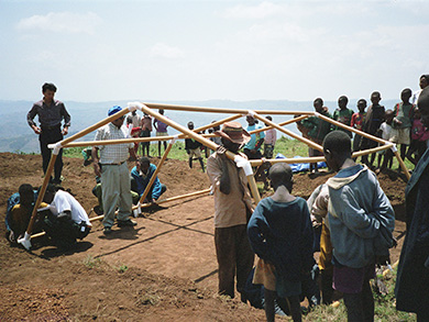 Diseño de Shigeru Ban utilizado por la Agencia para los Refugiados en uno de sus proyectos liderados en Rwanda en 2004. FOTO Cortesía Shigeru Ban Architects