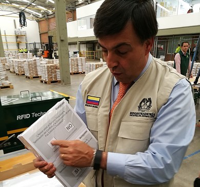 El registrador Nacional, Juan Carlos Galindo, selló la última caja con material electoral para la votación del plebiscito por la paz el 2 de octubre. FOTO Colprensa 