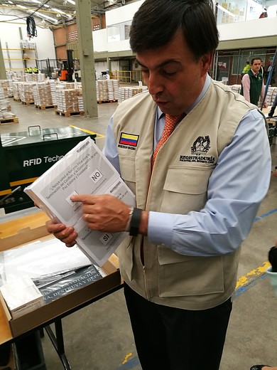 El registrador Nacional, Juan Carlos Galindo, selló la última caja con material electoral para la votación del plebiscito por la paz el 2 de octubre. FOTO Colprensa 