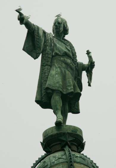 La estatua de Cristóbal Colón que desde 1888 está instalada en el puerto de Barcelona seguirá señalando a América. FOTO Reuters