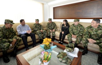 El general Rubén Darío Alzate, la abogada Gloria Urrego y el cabo Rodríguez en entrevista con el ministro Juan Carlos Pinzón. FOTO COLPRENSA
