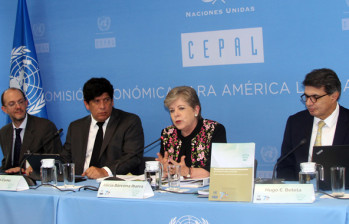 Alicia Bárcena (al centro), Secretaria Ejecutiva de la Cepal, durante la presentación del informe en Ciudad de México. Foto: Cepal