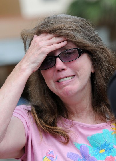 Christine Leinonen, de 58 años, espera a las afueras del centro médico regional de Orlando a que las autoridades le brinden alguna información sobre su hijo Chris, quien al aparecer se encontraba en la discoteca durante la masacre. FOTO AFP