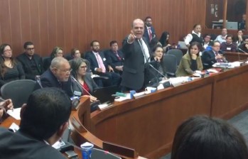 Senador Carlos Felipe Mejía, del Centro Democrático, levantó a gritos la comisión quinta. FOTO: Captura de vídeo cortesía