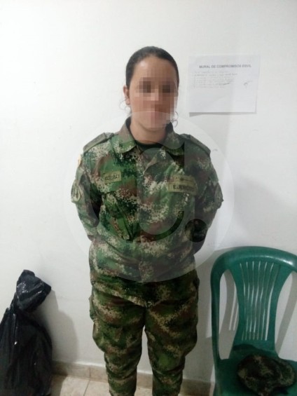 Esta es la mujer que fue sorprendida por las tropas del Ejército. FOTO CORTESÍA