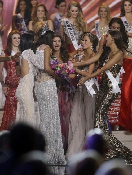 Paulina celebra con sus compañeras la corona de Miss Universo. FOTO AP