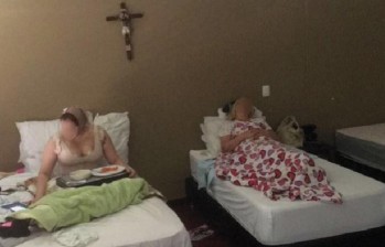 Pacientes en proceso de recuperación tras procedimiento quirúrgico en el hogar geriátrico Carmelita de El Poblado. FOTO: TWITTER @BernardoAGuerra