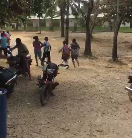 Los menores tuvieron que salir del colegio después del enfrentamiento. FOTO TOMADA DE VIDEO