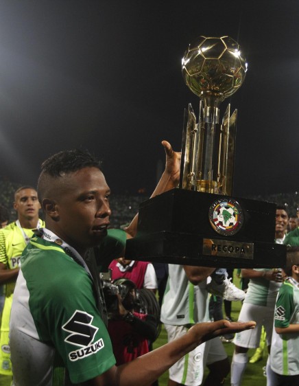 Andrés Felipe Ibargüen y el trofeo de la Recopa Sudamericana. FOTO EFE