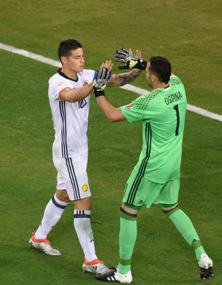 James alentando a David Ospina. FOTO AFP