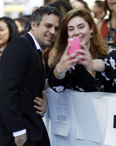 Mark Ruffalo se acercó a sus fanáticos quienes querían una “selfie” con él. FOTO Reuters