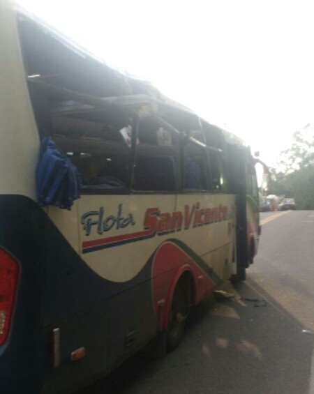 En este bus se transportaban las víctimas, cuando ocurrió el accidente. FOTO: Cortesía del Ejército.