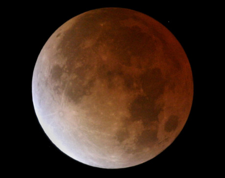 La Luna debe ponerse roja este domingo. Foto AP