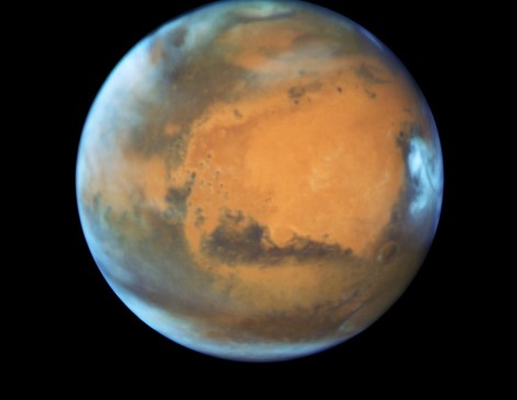 Marte es el planeta más explorado por sus parecidos y cercanía a la Tierra. Posee dos lunas, Deimos y Fobos, mucho más pequeñas que la nuestra. Foto cortesía JPL/Nasa