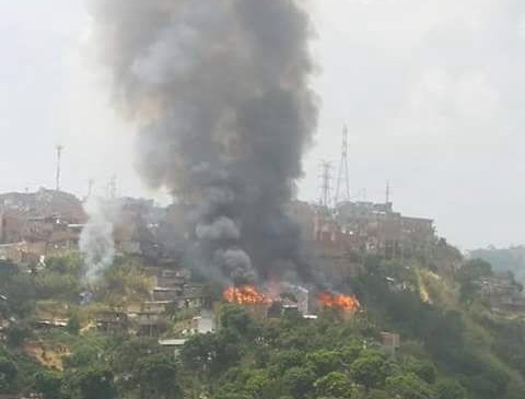 Incendio ocurrido este viernes en el sector noroccidental de Medellín. FOTO Cortesía Dagrd 