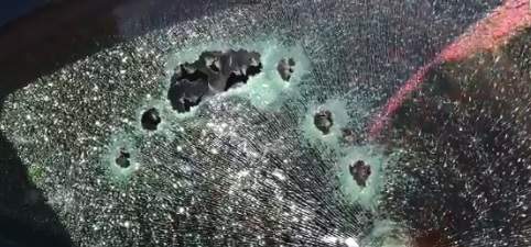 Captura de pantalla que muestra los impactos de bala que quedaron en el vidrio del vehículo en que el se movilizaba el colombiano. FOTO Captura de pantalla