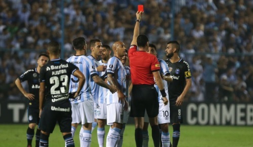 El árbitro antioqueño Wílmar Roldán mostró la primera tarjeta roja de la historia, utilizando el VAR, en la Copa Libertadores. FOTO CORTESÍA @SC_ESPN