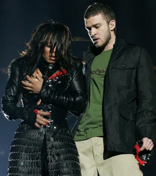 Janet Jackson y Justin Timberlake durante el espectáculo de medio tiempo en el Super Bowl XXXVIII en Houston, 1 de febrero de 2004. FOTO Reuters