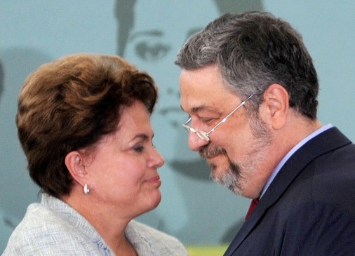 Palocci en compañía de la exmandataria Dilma Rousseff. FOTO AFP