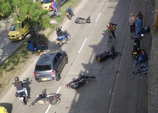 Varias motos se ven involucradas en el accidente. FOTO CORTESÍA GUARDIANES DE ANTIOQUIA