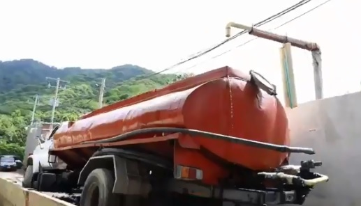 Captura de video en el que muestran cómo se roban el agua en Santa Marta. FOTO Captura de video del ministro de Vivienda