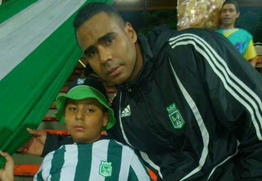Andrés y su hijo, Alexis, en su primer partido juntos en la tribuna sur con la barra Prado Verde. FOTO CORTESÍA