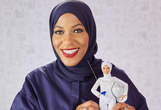 La cuenta oficial de Barbie en Instagram subió esta foto de Ibtihaj Muhammad sosteniendo su muñeca. FOTO: Mattle @barbie